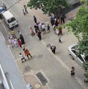 Esenyurt'ta çocukların kavgasına aileler karıştı : 3 yaralı 8 Esenyurtta çocukların kavgasına aileler karıştı 3 yaralı