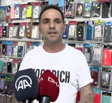 Esenyurt'ta müşteri gibi geldiği dükkandan cep telefonu çaldı