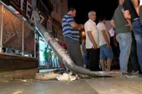 Esenyurtta sürücüsüz kamyon gözlükçü dükkanına daldı