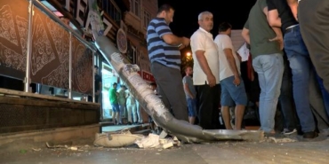 Esenyurtta sürücüsüz kamyon gözlükçü dükkanına daldı