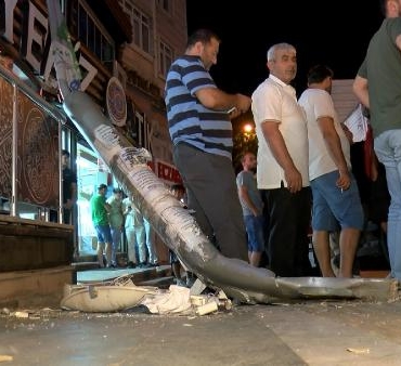 Esenyurtta sürücüsüz kamyon gözlükçü dükkanına daldı