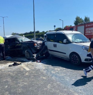 Esenyurt'ta zincirleme kaza: 3 kişi yaralandı 3 Esenyurtta zincirleme kaza 3 kişi yaralandı