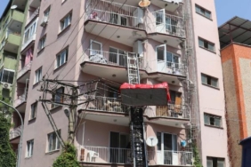 Eşya taşıma asansöründen düşen koltuk, elektrik kesintisine neden oldu 40 Eşya taşıma asansöründen düşen koltuk elektrik kesintisine neden oldu