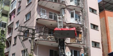 Eşya taşıma asansöründen düşen koltuk elektrik kesintisine neden oldu