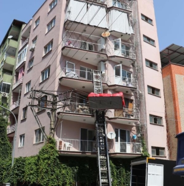 Eşya taşıma asansöründen düşen koltuk elektrik kesintisine neden oldu