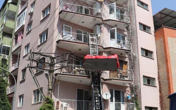 Eşya taşıma asansöründen düşen koltuk elektrik kesintisine neden oldu