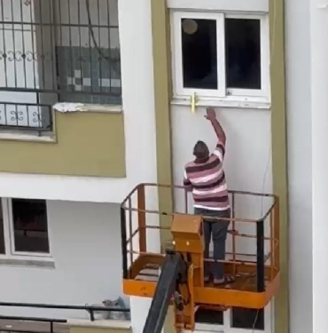 Evden kaçan papağan, 3'üncü kat penceresinden vinçle alındı 4 Evden kaçan papağan 3üncü kat penceresinden vinçle alındı