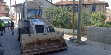 Evin bahçesinde el bombası kazısı