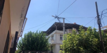 Evin elektrik bağlantısını yapmak çıktığı direkte akıma kapılıp öldü 32 Evin elektrik bağlantısını yapmak çıktığı direkte akıma kapılıp öldü
