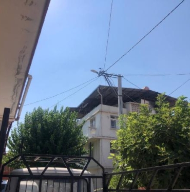Evin elektrik bağlantısını yapmak çıktığı direkte akıma kapılıp öldü