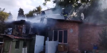 Evinin yanışını gözyaşlarıyla izledi