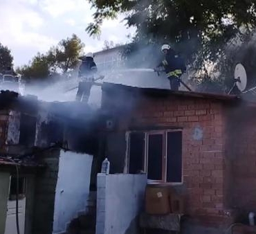 Evinin yanışını gözyaşlarıyla izledi