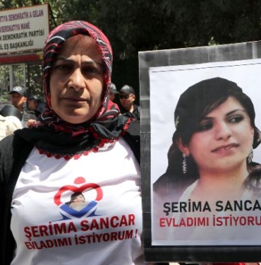 Evlat nöbetindeki anne: Çocuklarımızı almadan ayrılmayacağız 4 Evlat nöbetindeki anne Çocuklarımızı almadan ayrılmayacağız