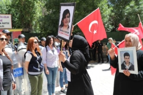 Evlat nöbetindeki anne Kızım senin yerin orası değil gel teslim ol