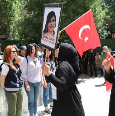 Evlat nöbetindeki anne: Kızım senin yerin orası değil, gel teslim ol 9 Evlat nöbetindeki anne Kızım senin yerin orası değil gel teslim ol