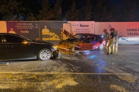 Eyüpsultanda iki otomobil kafa kafaya çarpıştı 3 yaralı