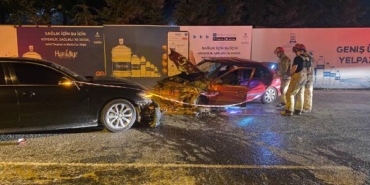 Eyüpsultanda iki otomobil kafa kafaya çarpıştı 3 yaralı