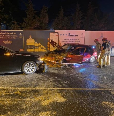 Eyüpsultanda iki otomobil kafa kafaya çarpıştı 3 yaralı