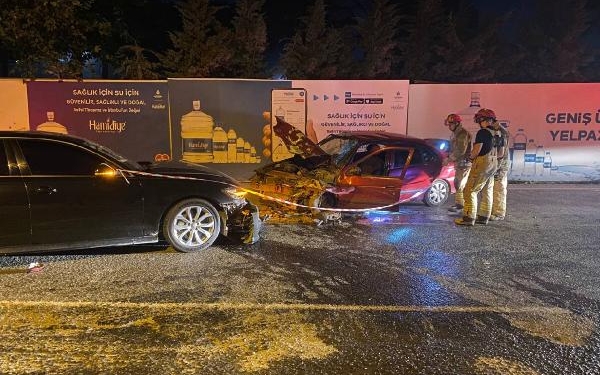 Eyüpsultan'da İki Otomobil Kafa Kafaya Çarpıştı: 3 Yaralı 1 Eyüpsultanda iki otomobil kafa kafaya çarpıştı 3 yaralı
