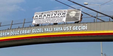 Ezgi'nin ailesi üst geçide astıkları pankartla kızlarının katilini arıyor 15 Ezginin ailesi üst geçide astıkları pankartla kızlarının katilini arıyor