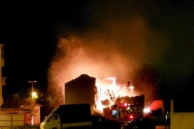 Fatihte ahşap bina alev alev yandı