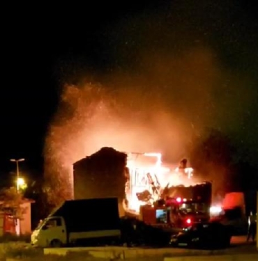 Fatihte ahşap bina alev alev yandı