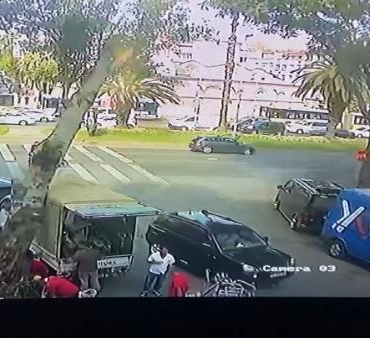 Fatihte kamyonetin üzerine ağaç devrildi O anlar kamerada