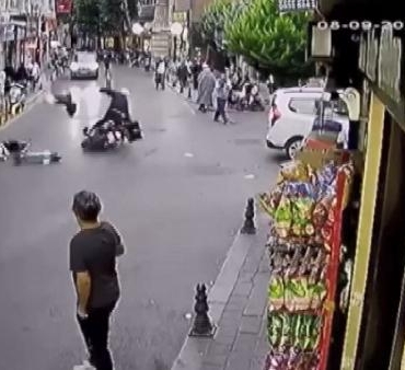 Fatihte skuterla motosiklet çarpıştı 2 yaralı