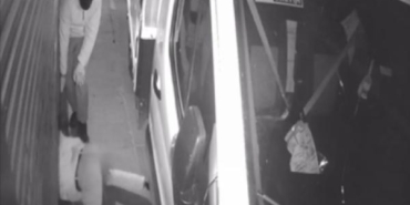 Fatih'te sürünerek mağazaya giren hırsızlar kamerada 18 Fatihte sürünerek mağazaya giren hırsızlar kamerada