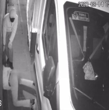 Fatihte sürünerek mağazaya giren hırsızlar kamerada