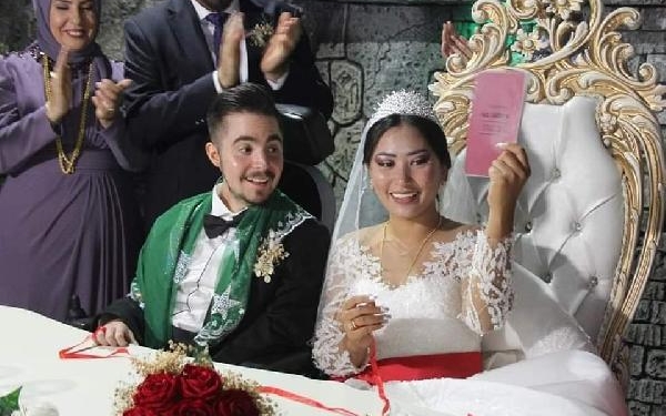 Filipinlerden aşkının peşinde Türkiyeye geldi