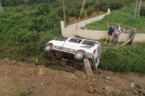 Fındık işçilerini taşıyan minibüs şarampole devrildi: 13 yaralı 33 Fındık işçilerini taşıyan minibüs şarampole devrildi 13 yaralı