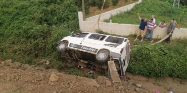 Fındık işçilerini taşıyan minibüs şarampole devrildi: 13 yaralı 35 Fındık işçilerini taşıyan minibüs şarampole devrildi 13 yaralı