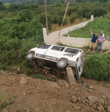 Fındık işçilerini taşıyan minibüs şarampole devrildi 13 yaralı