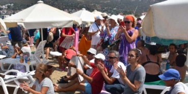 Foça'da kıyı işgaline yönelik 'havlulu' protesto 20 Foçada kıyı işgaline yönelik havlulu protesto
