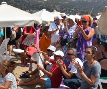 Foçada kıyı işgaline yönelik havlulu protesto