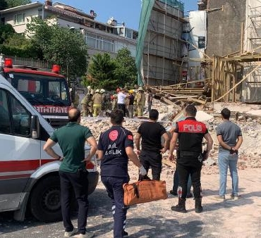 Fotoğraflar Kuruçeşmede çökme itfaiye 1 kişiyi arıyor