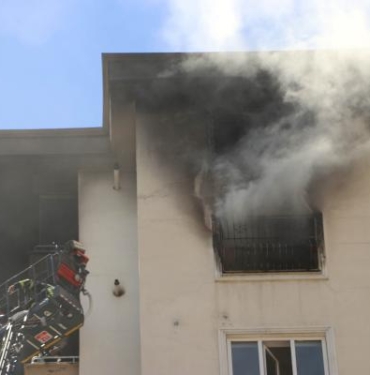 Gaziantepte 15 katlı binada çıkan yangında 2 daire kullanılamaz hale geldi
