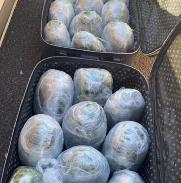 Gaziantep'te 2 polis memuru 19 kilo uyuşturucu ile yakalandı 8 Gaziantepte 2 polis memuru 19 kilo uyuşturucu ile yakalandı