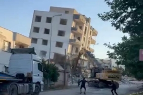 Gaziantepte ağır hasarlı 5 katlı bina yıkım sırasında çöktü