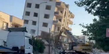 Gaziantep’te ağır hasarlı 5 katlı bina, yıkım sırasında çöktü 38 Gaziantepte ağır hasarlı 5 katlı bina yıkım sırasında çöktü