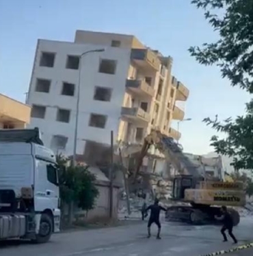 Gaziantepte ağır hasarlı 5 katlı bina yıkım sırasında çöktü
