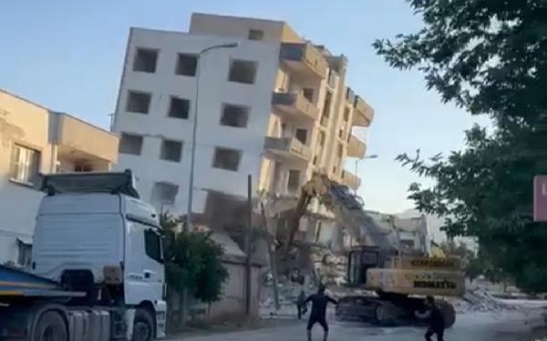 Gaziantep’te ağır hasarlı 5 katlı bina, yıkım sırasında çöktü 6 Gaziantepte ağır hasarlı 5 katlı bina yıkım sırasında çöktü
