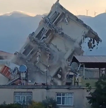 Gaziantepte ağır hasarlı bina çelik halatlarla yıkıldı