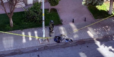 Gaziantep'te cami önündeki şüpheli bavul fünye patlatıldı 36 Gaziantepte cami önündeki şüpheli bavul fünye patlatıldı