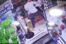 Gaziosmanpaşada dükkan basıp çalışanı hastanelik ettiler