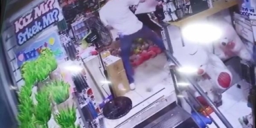 Gaziosmanpaşa'da dükkan basıp çalışanı hastanelik ettiler 40 Gaziosmanpaşada dükkan basıp çalışanı hastanelik ettiler