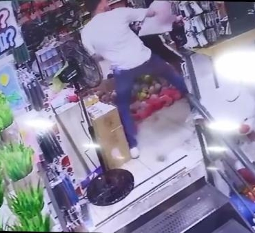 Gaziosmanpaşada dükkan basıp çalışanı hastanelik ettiler