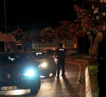 Gaziosmanpaşada dur ihtarına uymayan ehliyetsiz sürücü minibüse çarptı