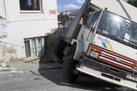 Gaziosmanpaşada kamyon gecekonduya çarptı